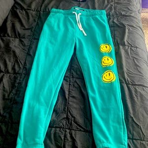 These are in a size large. These green sweatpants have no torns or stains.